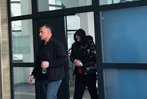 Më 7 shtator mbahet seanca e parë ndaj Fatmir Shehollit