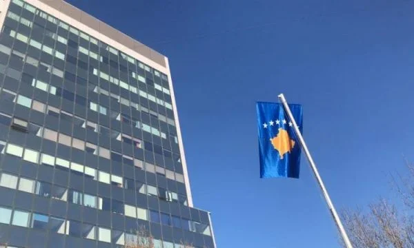 Ngërçi politik paralizon Kosovën, rrezikohen investimet dhe projektet e mëdha