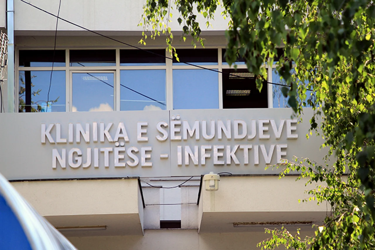 Pacientja e huaj me malarie shtrihet në QKUK: gjendja e saj tani e stabilizuar