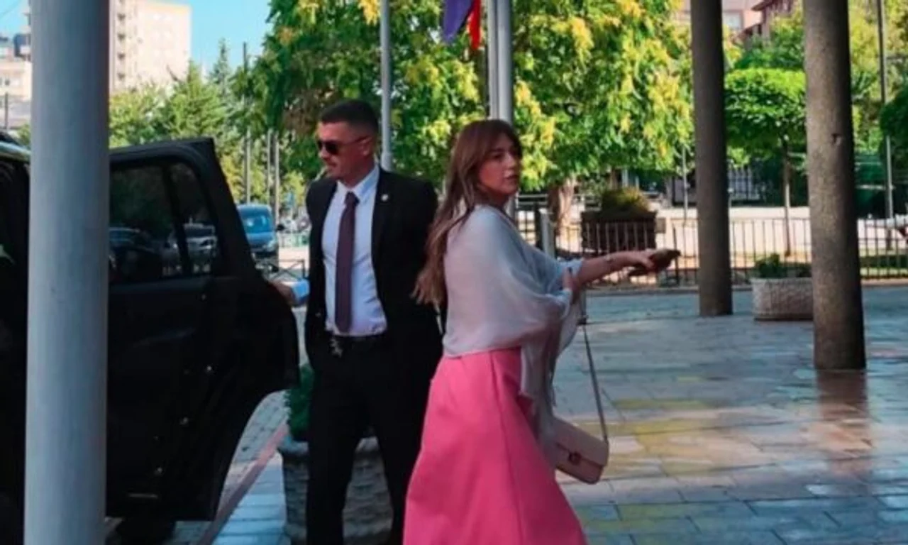 Haxhiu mbërrin në Kuvend; nuk u përgjigj kur u pyet nëse do të propozohet sërish për kryetare