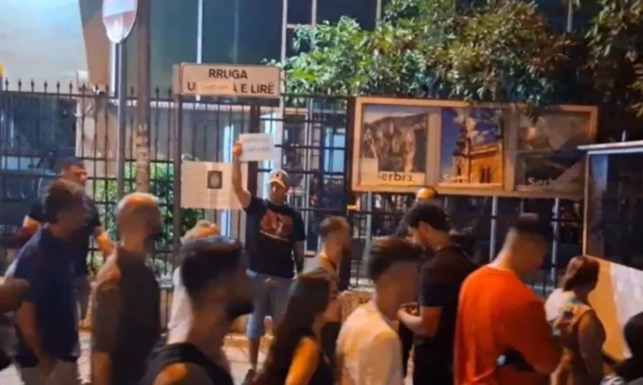 Marshuesit në Tiranë u zhvendosën para ambasadave dhe brohoritën ‘UÇK’