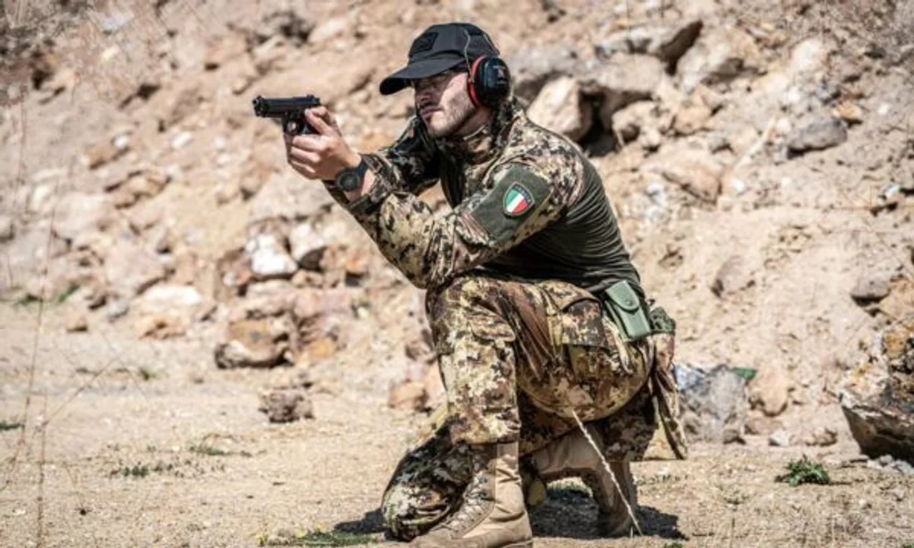 Ushtarët italianë të KFOR-it zhvilluan trajnim me qitje me municion të vërtetë pranë Prishtinës