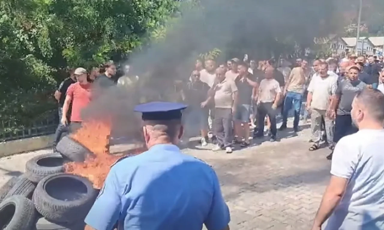 Protestë në Han të Elezit, banorët djegin simbolikisht goma kundër SharrCem