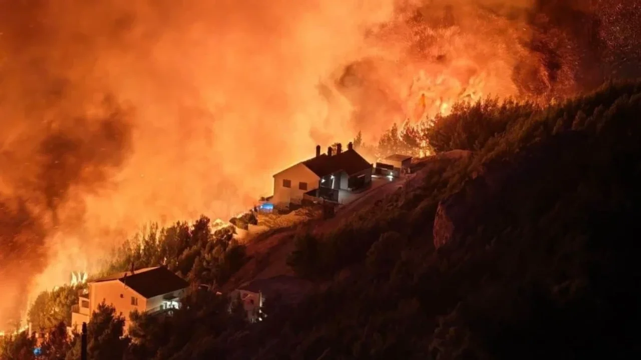 Zjarr i madh pranë Omis, rreth 1,200 persona evakuohen dhe 14 shtruhen në spital