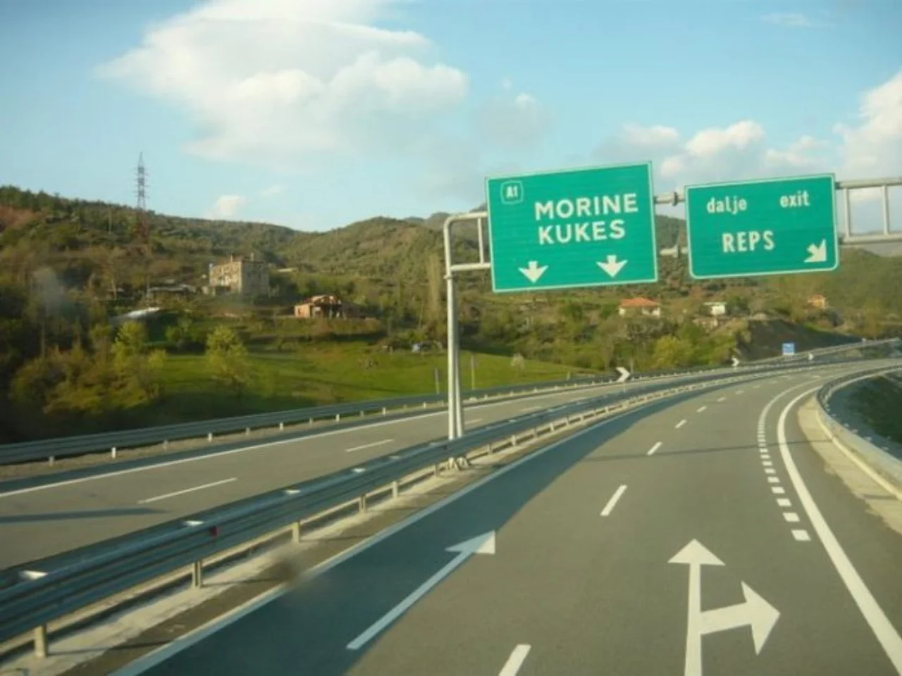 Aksident në Rrugën e Kombit pranë Kukësit, shoferi dërgohet me urgjencë në spital