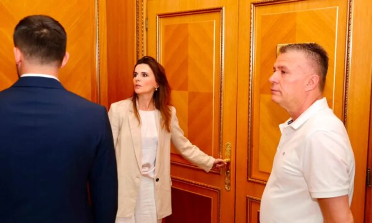 Mbyllen dyert e sallës plenare, PDK akuzon Kurtin dhe Kuvendi reagon