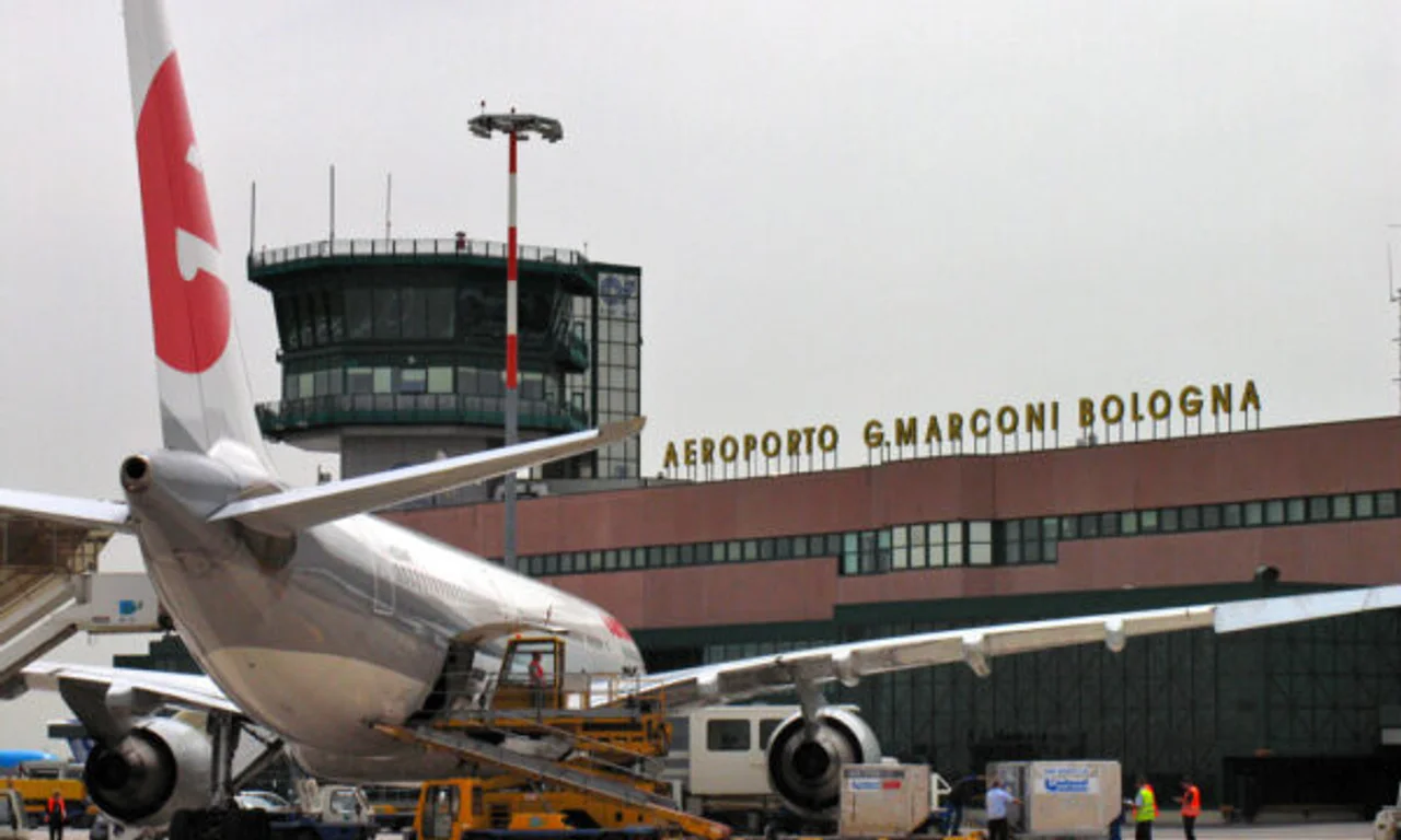 E rëndë në Bolonjë, 85-vjeçari shqiptar vdes gjatë uljes së avionit