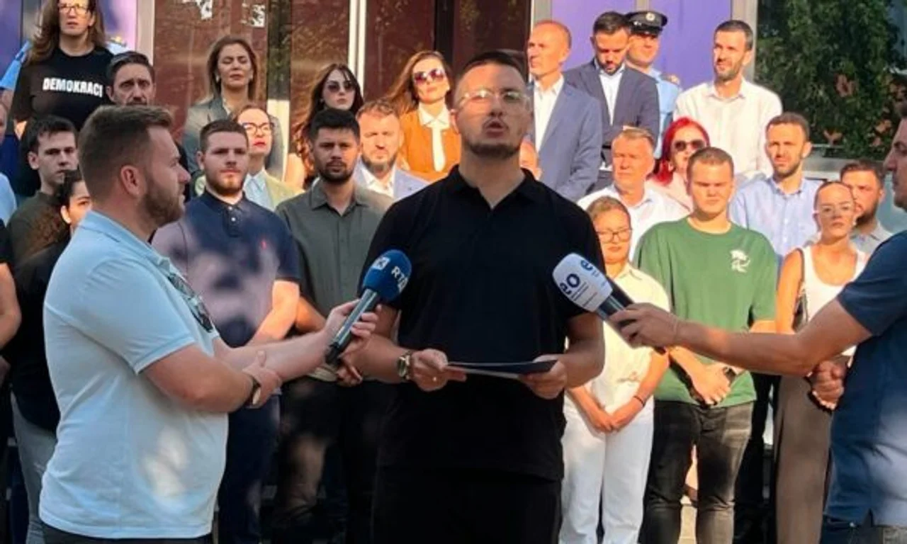 PDK dhe Rinia bllokojnë hyrjen e Qeverisë, paralajmërim për pasojat