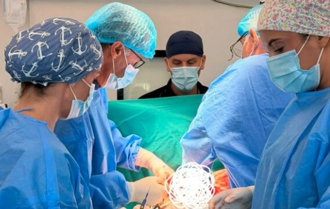 Operacion i rrallë në QKUK: hoqën tumor 3.5 kg nga kraharori i një 23-vjeçari