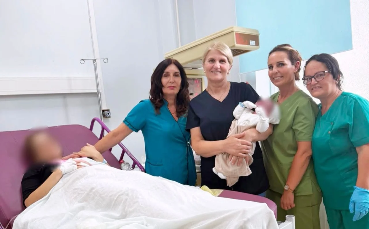 Foshnja 5.050 g lind natyrshëm në Spitalin e Mitrovicës