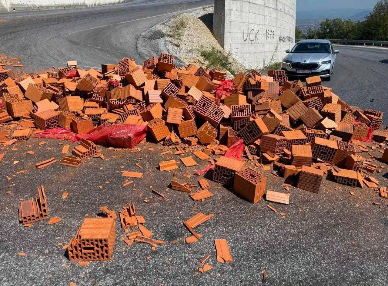 Bllokat ranë në rrugë në Prizren, shoferi i kamionit gjobitet