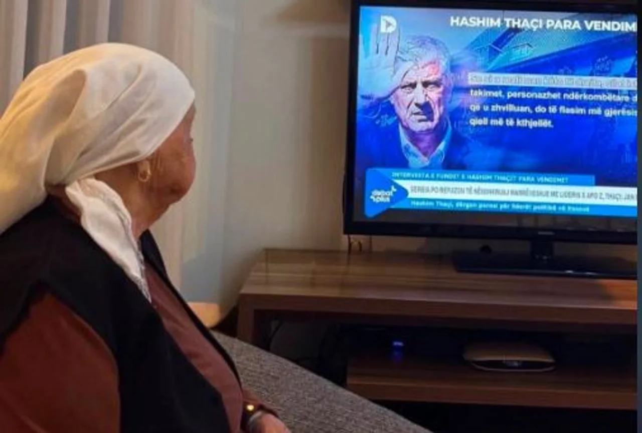 Gjyshja e Thaçit e ulur para televizorit; Endrit publikon foton me mesazhin ‘Edhe pak, edhe pak’