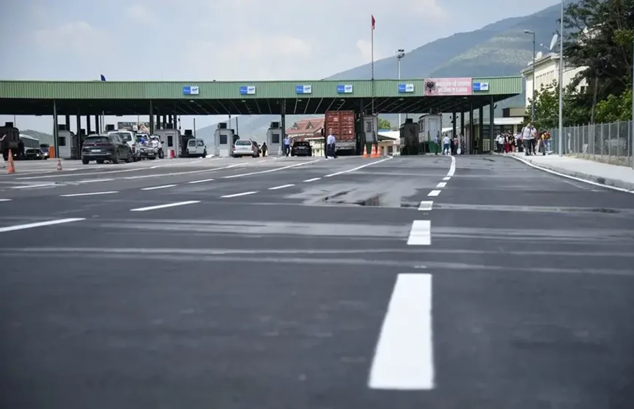 Kolonë rreth 800 metra në Merdarë, pritjet deri në 60 minuta