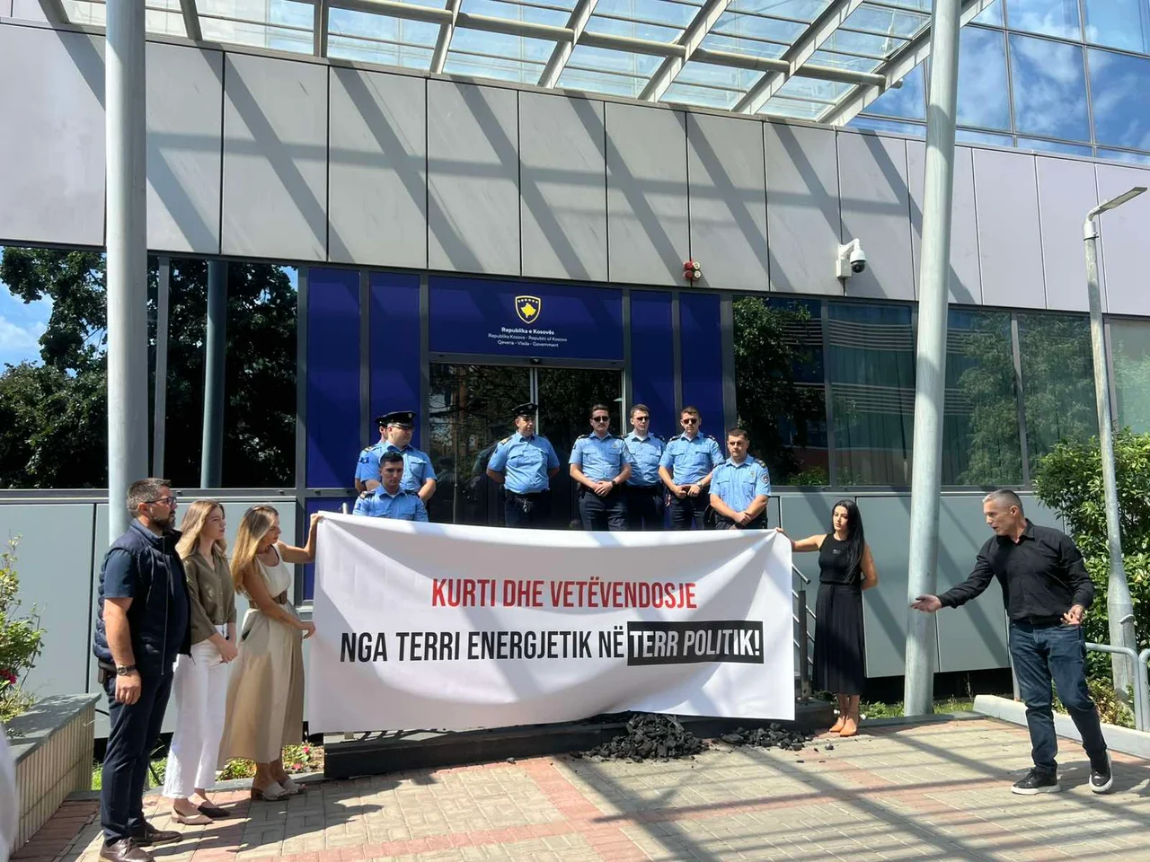 AAK-ja hedh thëngjill para Qeverisë: «Terri energjetik, terr politik»