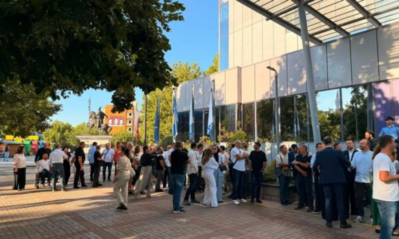 PDK-ja bllokon sërish hyrjen e Qeverisë, protestës i bashkohen edhe zyrtarë