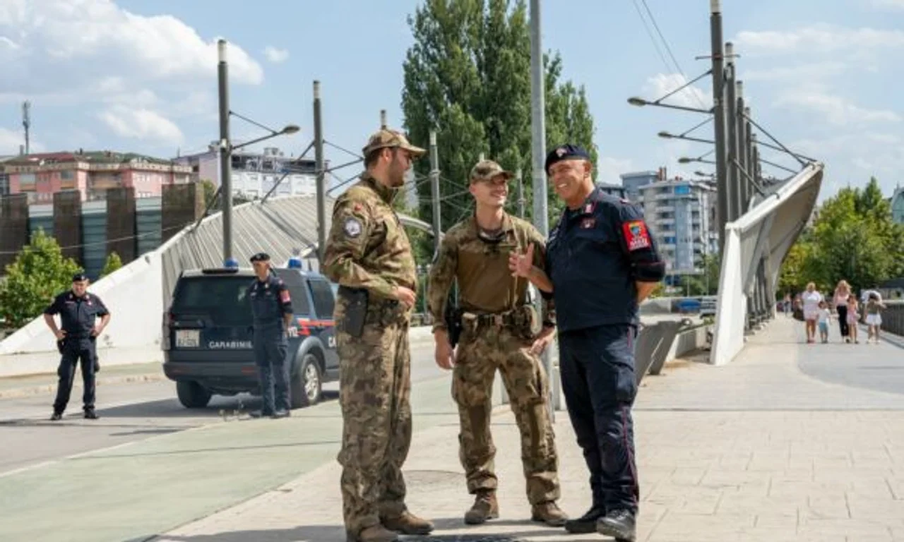 KFOR-i viziton personelin në Mitrovicë, përmendet përshtatja e pranisë