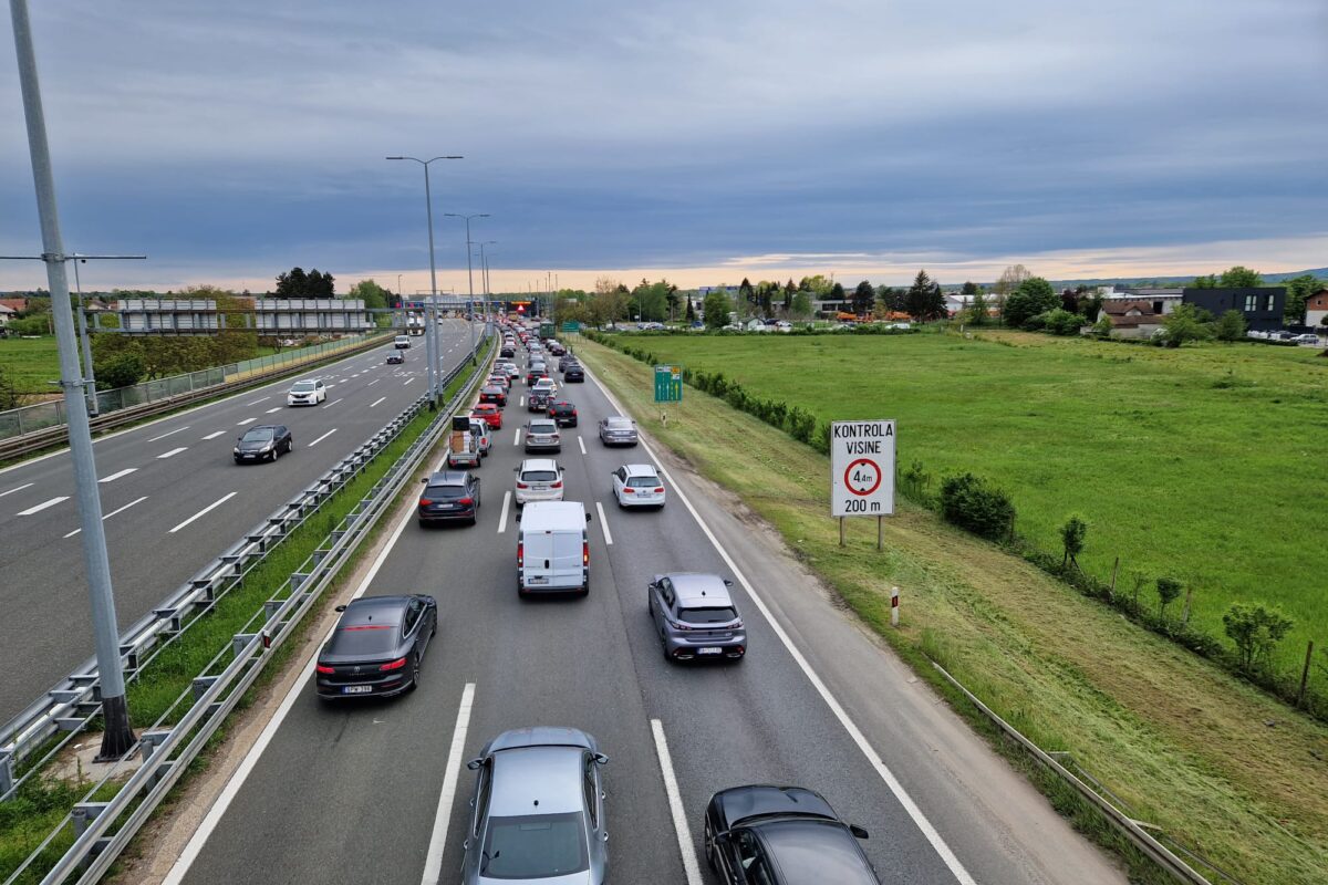 Kolonë rreth 3 kilometra për të hyrë në Kosovë nga Morina