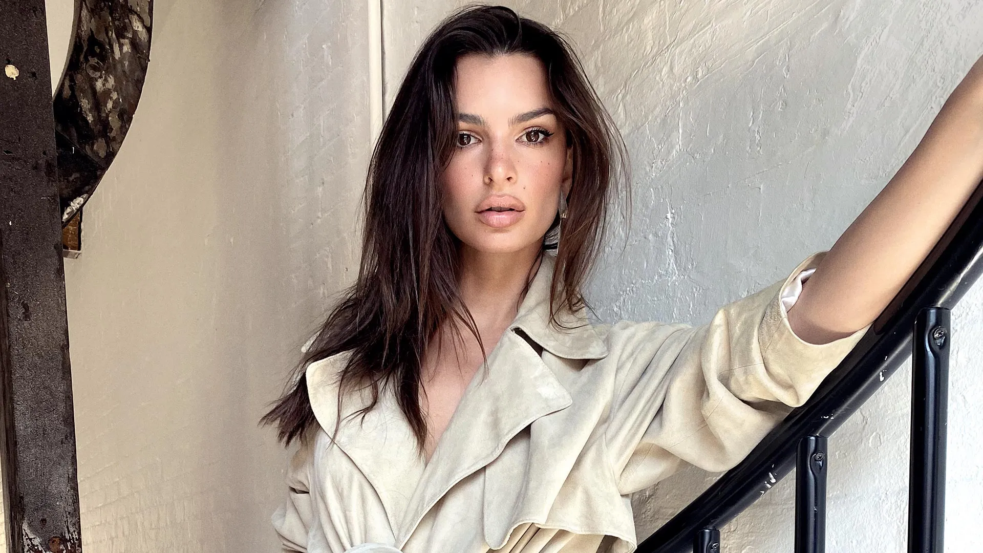 Emily Ratajkowski publikon foto intime nga pushimet me Romain Gavras