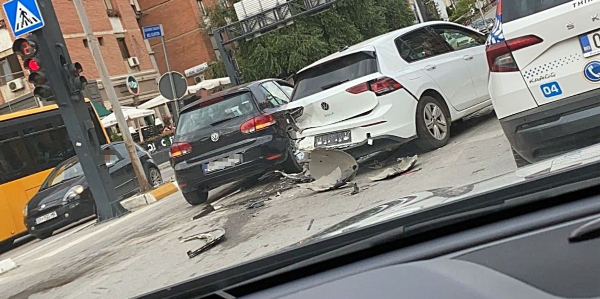 Aksident në Prishtinë-Pejë: tre vetura u përfshinë në Kliq dhe qarkullimi është i vështirë