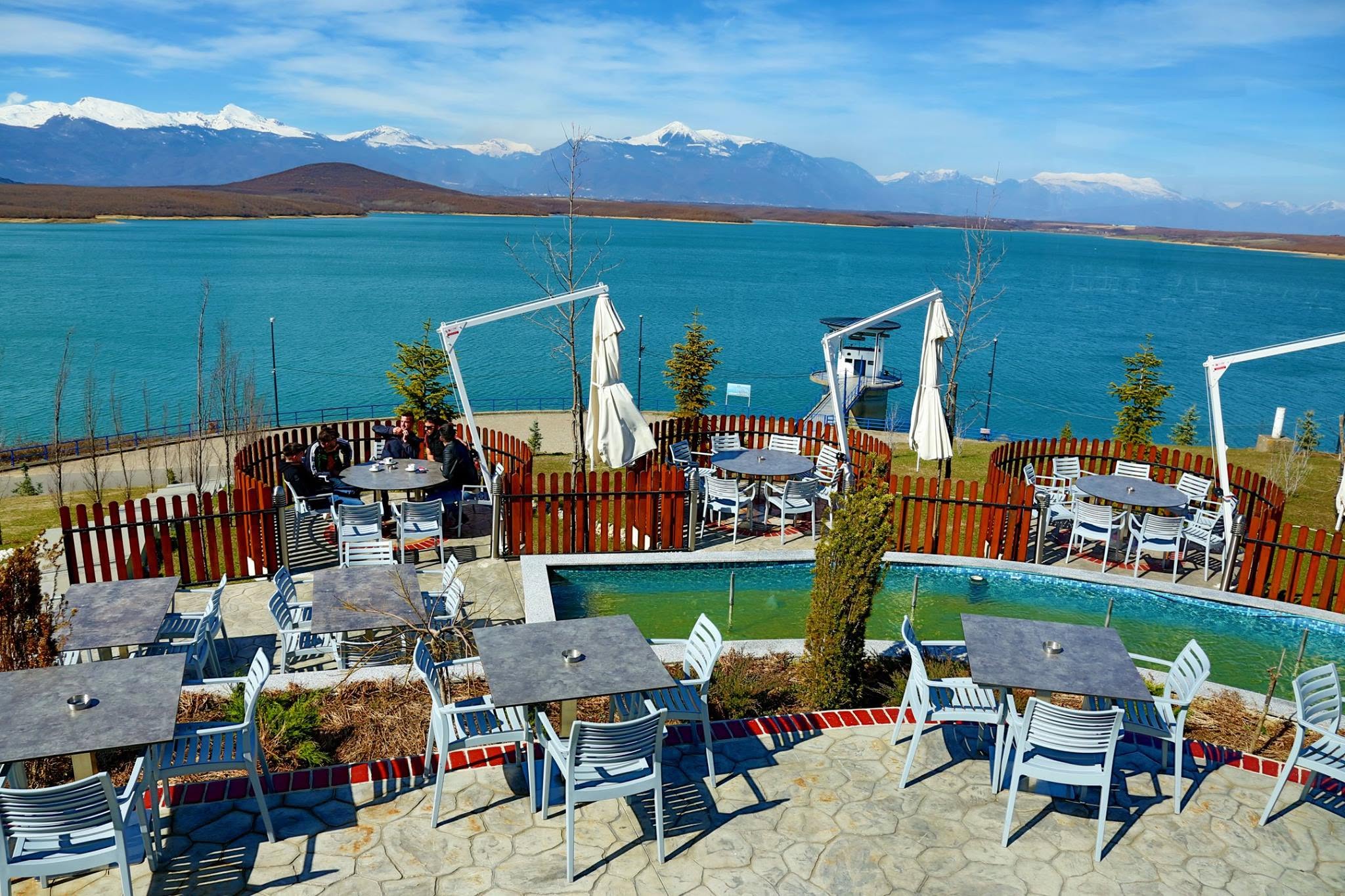 Inspektorati urdhëroi mbylljen e hotelit pranë Liqenit të Radoniqit, por objekti vazhdon punën