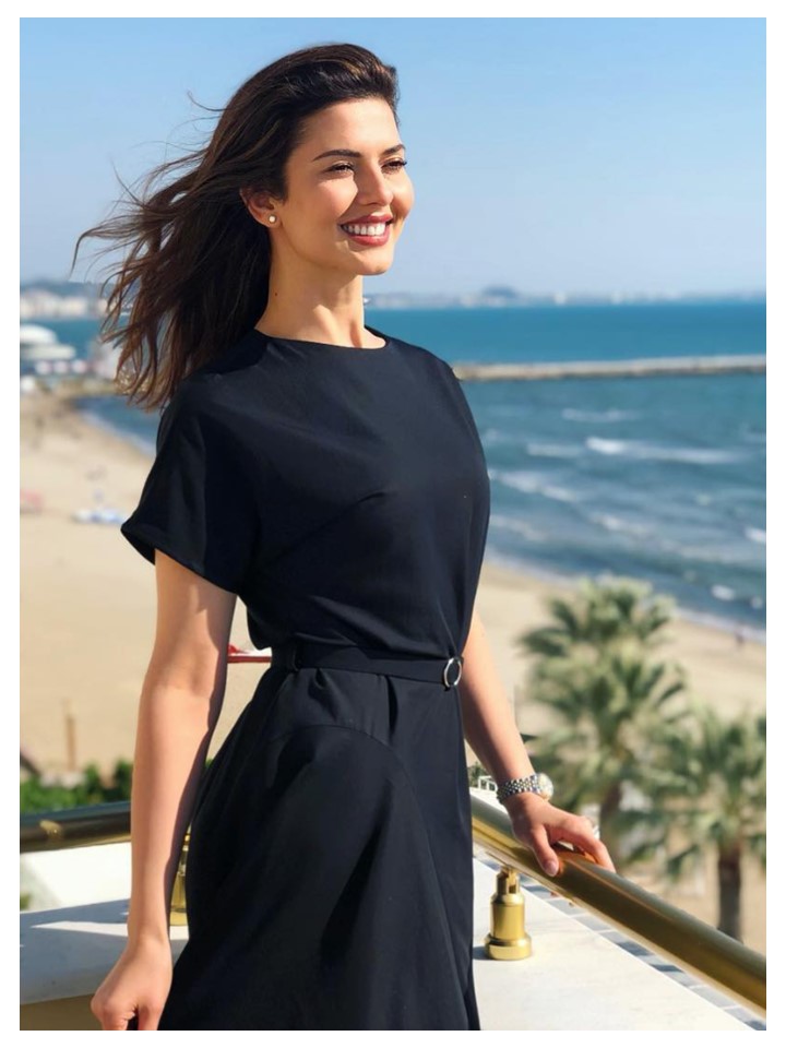 Foto ilustruese: Agnesa Vuthaj publikon foto duke i dhënë gji foshnjës: mesazh për gjidhënien