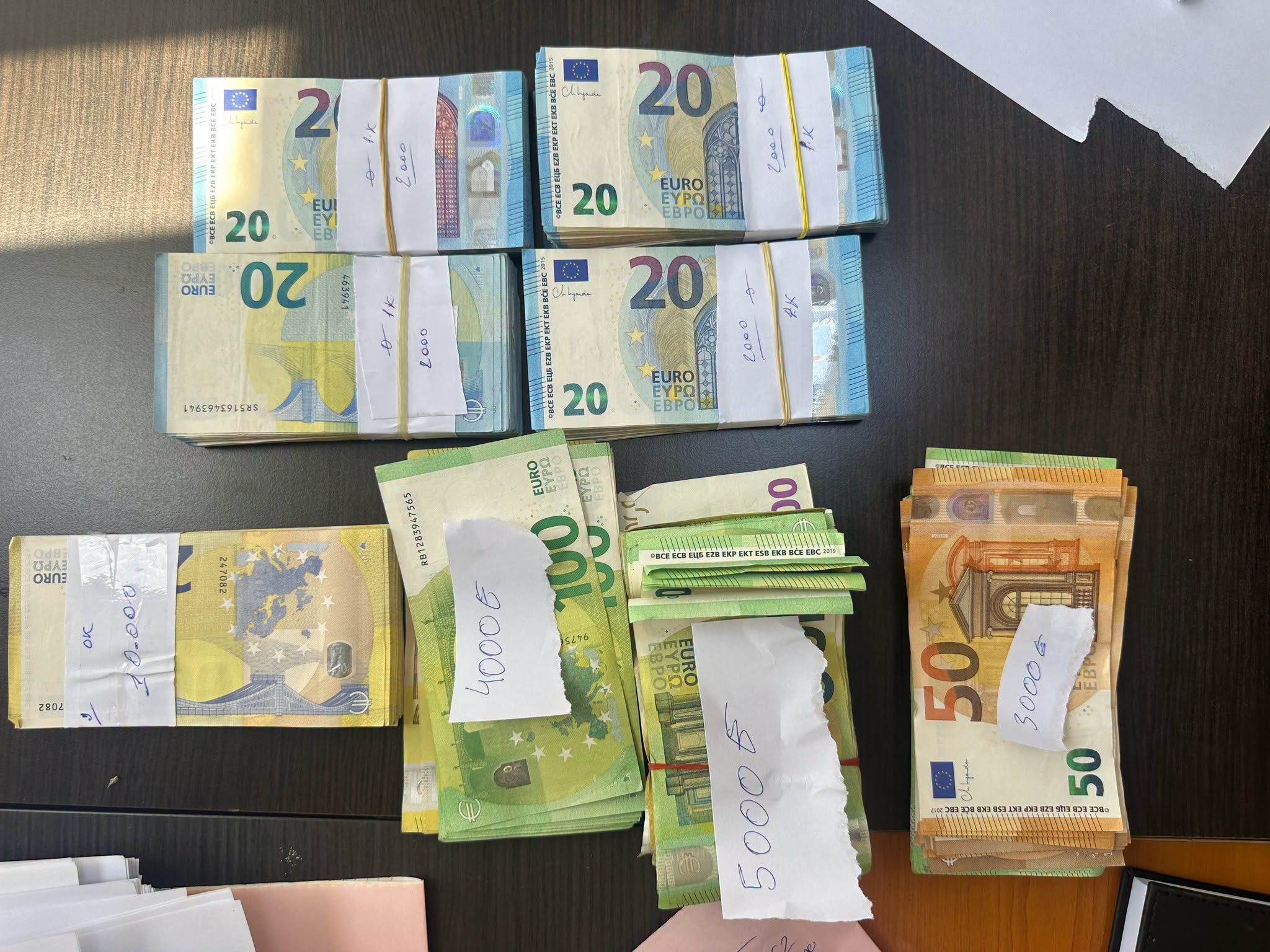 Dogana zbulon 30,000 euro të padeklaruara në Vërmicë: paratë u ndaluan