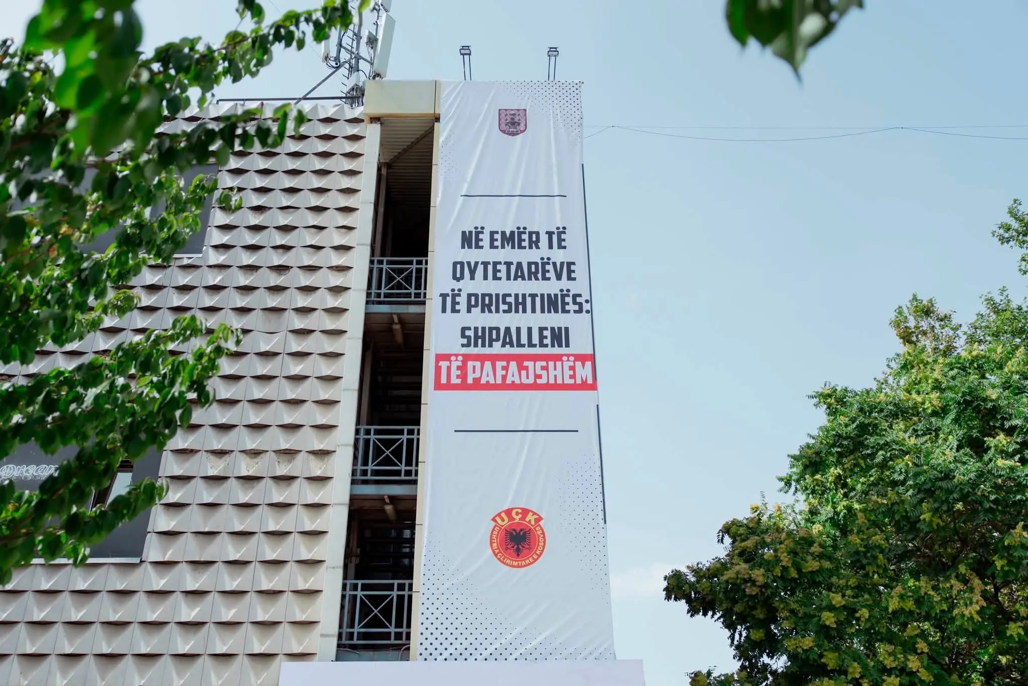 Prishtina zbulon banerin gjigant: “Shpalleni të pafajshëm”
