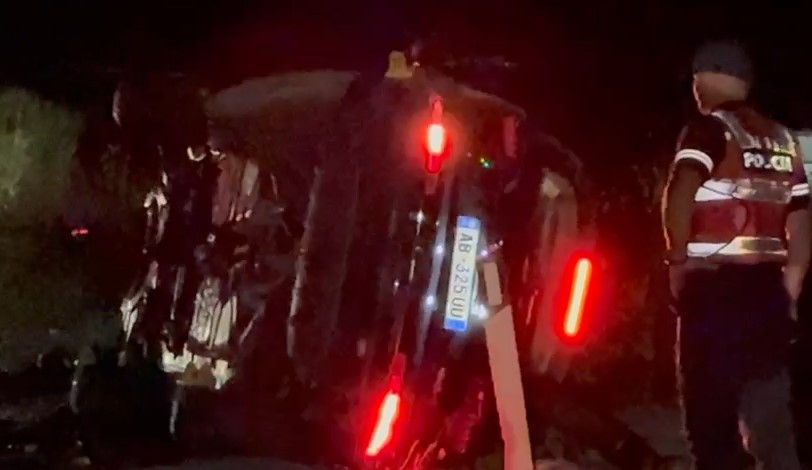 Shoferi i taksisë shkaktoi aksident te “Plepat”, goditi motorin e Woltit