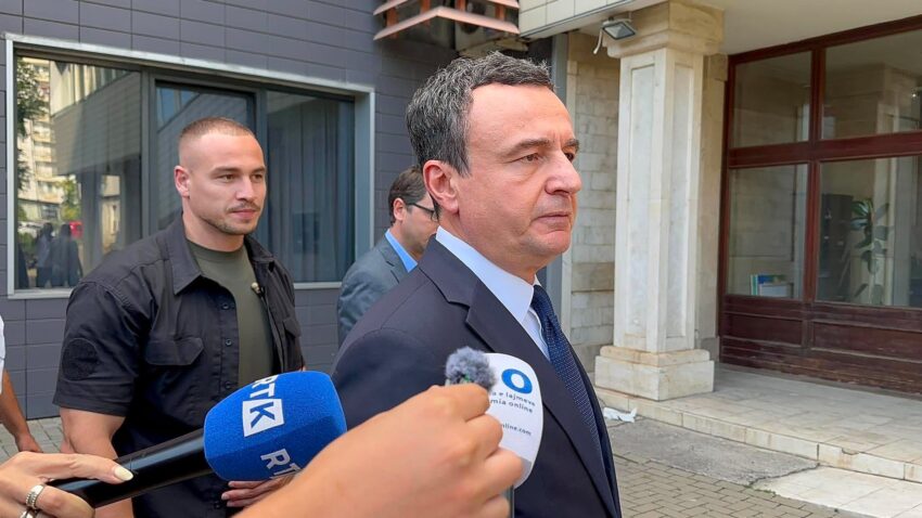 Kurti mbërrin në Kuvend për takim me Abdixhikun: synimi është të ecim përpara drejt konstituimit të institucioneve