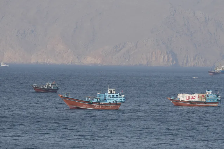 Irani fut 45 anije në listë të zezë dhe paralajmëron masa në Hormuz