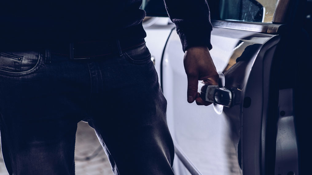Ia thyen xhamin e veturës në Gjonaj, dëmi nga vjedhja rreth 10 mijë euro
