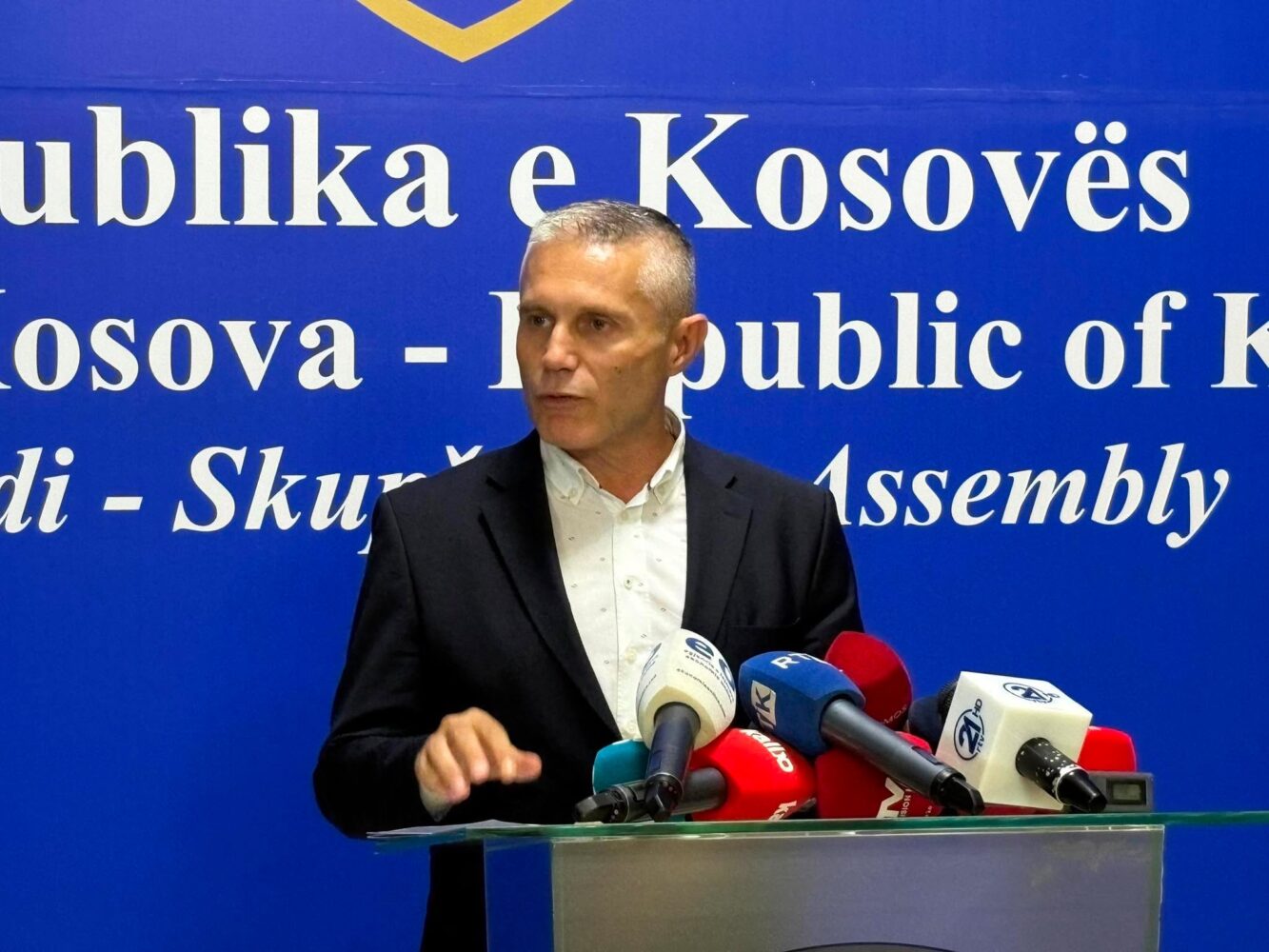 Ramadani kërkon shkarkimin e Rizvanollit pas vizitave në Serbi
