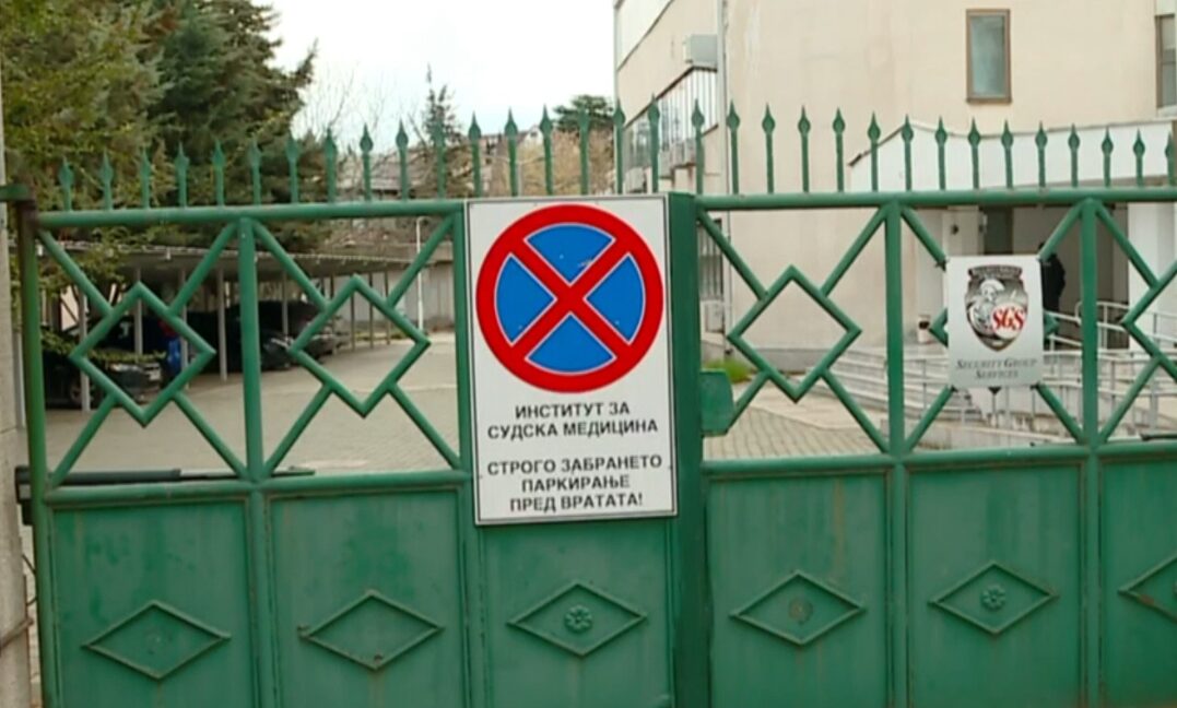 Familjarët presin me ankth rezultatet e zhvarrimeve në Skenderaj