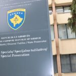 Foto: Aktakuzë në Gjakovë: 20 persona akuzohen për vrasjen e 107 civilëve