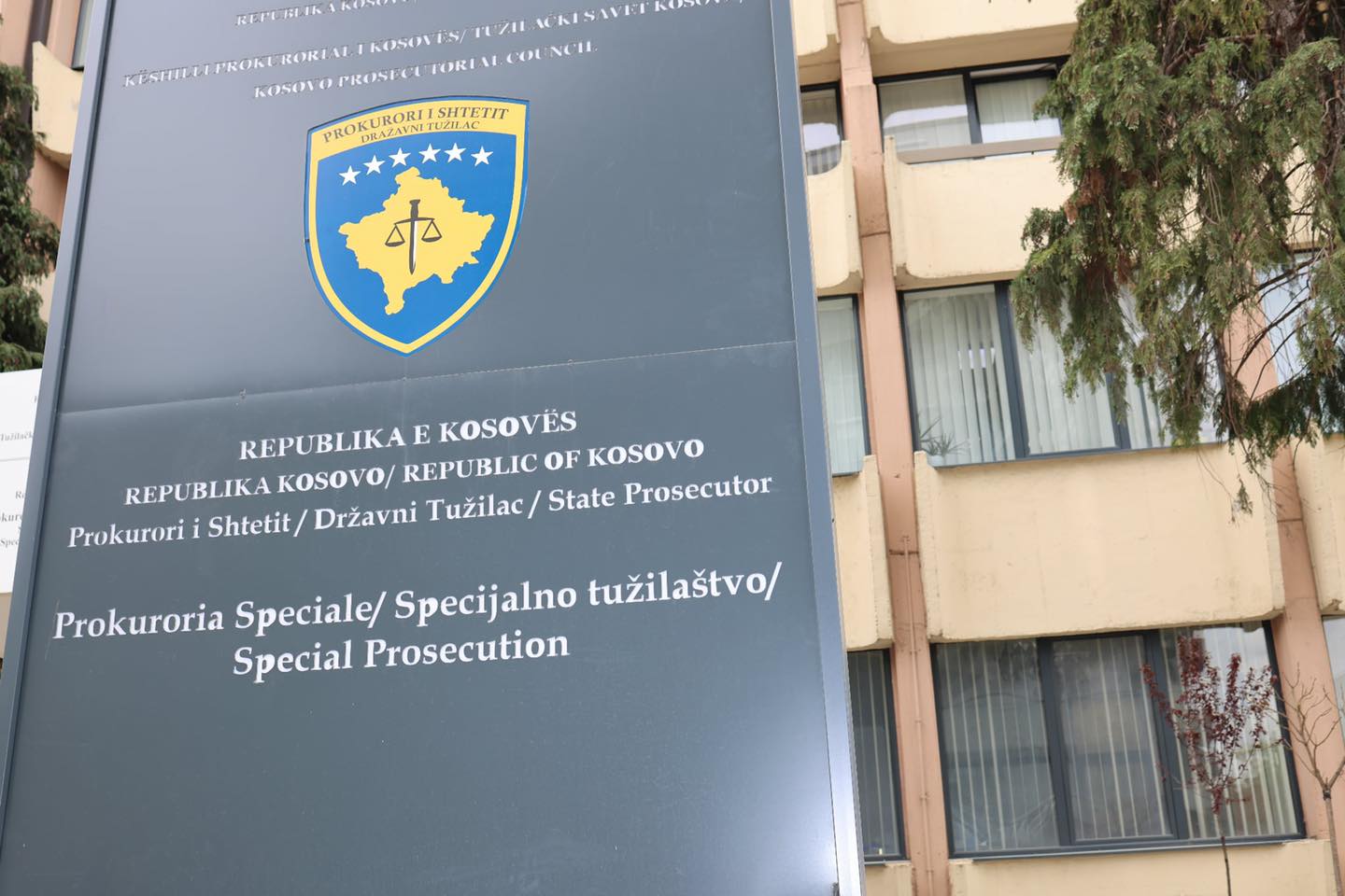 Foto: Aktakuzë në Gjakovë: 20 persona akuzohen për vrasjen e 107 civilëve