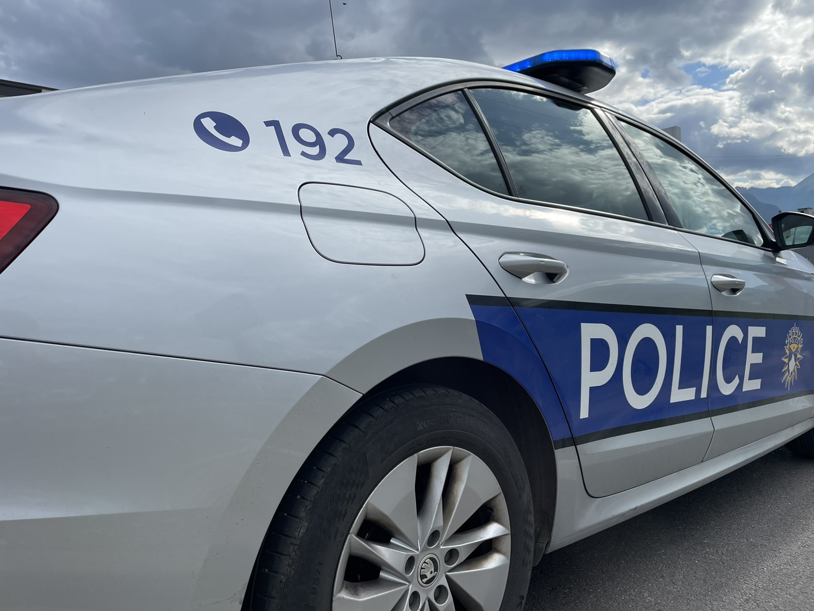 Granata në oborrin e një shtëpie në Prishtinë, dëmtohen dy shtëpi dhe një veturë
