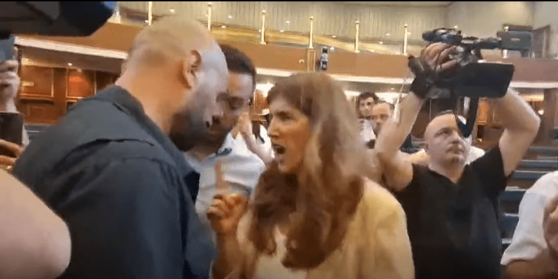 Ganimete Musliu përplaset me sigurimin në Kuvend: “Mos më prek se ndahesh keq”