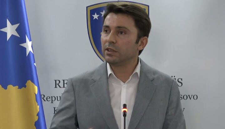 Foto ilustruese: Adnan Rrustemi: Seanca është 'shfaqje teatrale', kërkon marrëveshje për zgjedhjen e presidentit