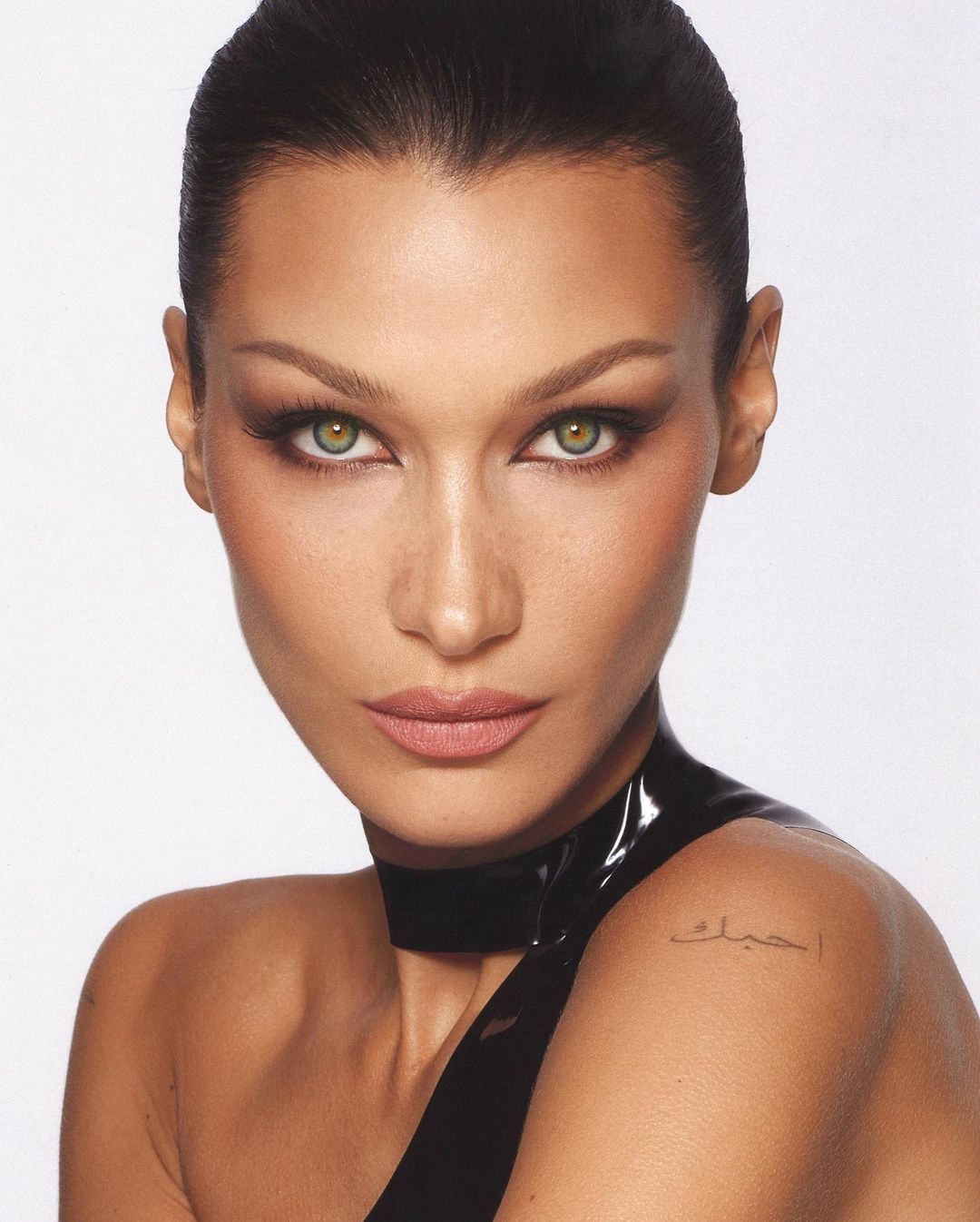 Bella Hadid shfaq bicepset në fushatën para-vjeshtore të Alo