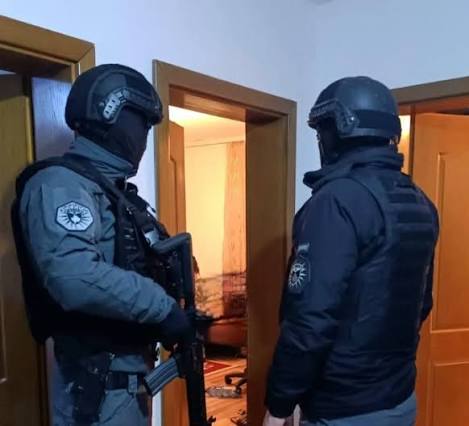 Mosmarrëveshje për pronën çon policinë në bastisje në Mitrovicë, dyshime për pistoletë e AK-47