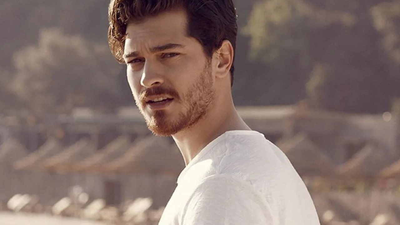 Çağatay Ulusoy i transformuar në Türkbükü, foto trondit fansat