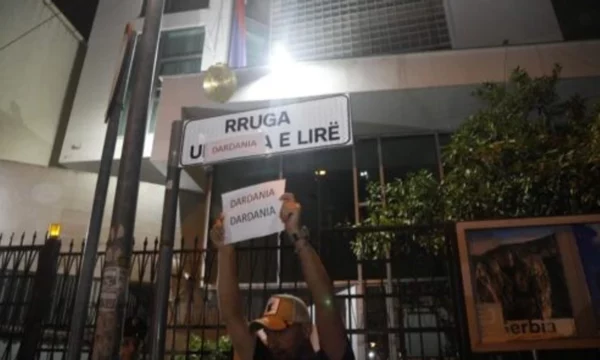 Protestuesit në Tiranë brohoritën “UÇK” dhe simbolikisht quajtën rrugën “Dardania e Lirë”