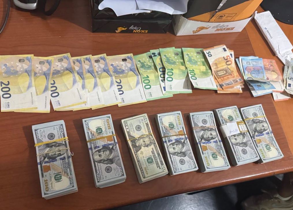 Mbi 54 mijë euro të padeklaruara zbulohen në Kullë, konfiskohen mbi 13 mijë