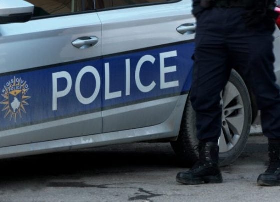 Përplasje me policinë në Vushtrri pas parkimit të parregullt, dy persona në ndalim