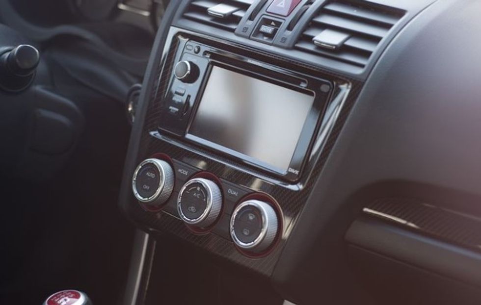 Foto: Pse shumica e shoferëve ulin volumin e radios kur parkojnë?