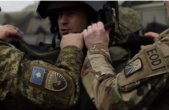 Eskavatori nxjerr një mjet të pashpërthyer në Gllarevë; EOD i KFOR-it dhe FSK-së mbërrijnë në vendngjarje