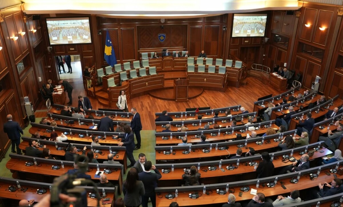 Afati 30-ditor për konstituimin kalon, Kushtetuesja nën presion për Kuvend