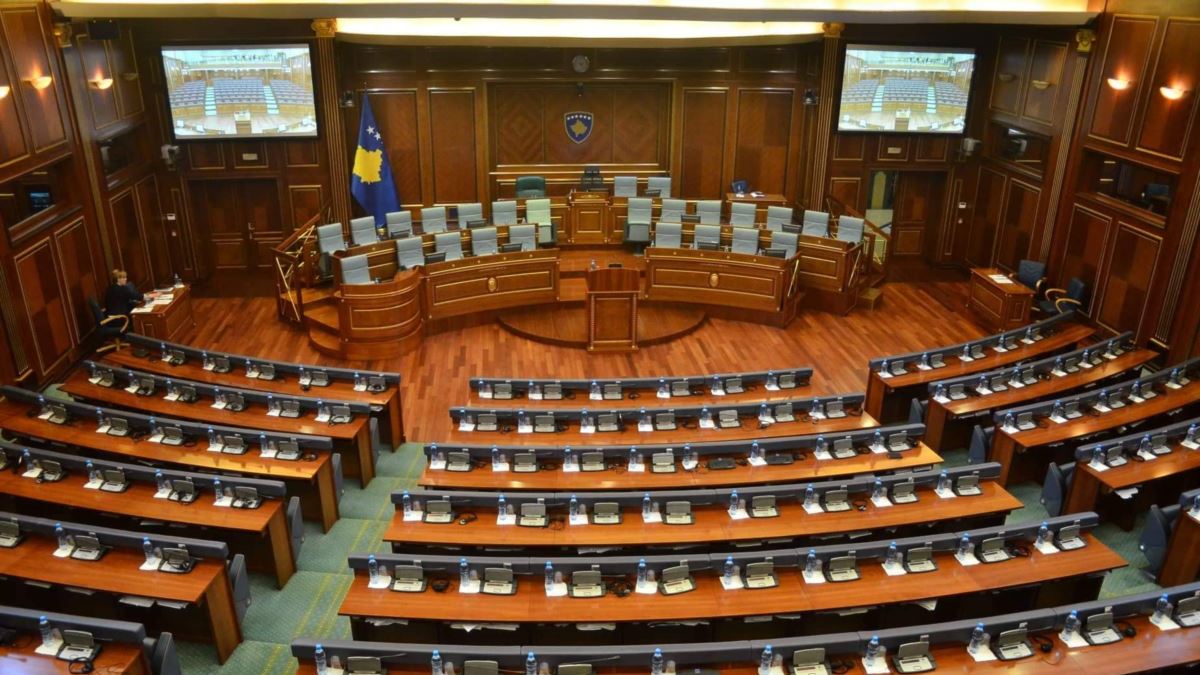 Ambasada britanike i bën thirrje politikanëve të zgjidhin mosfunksionimin e Kuvendit