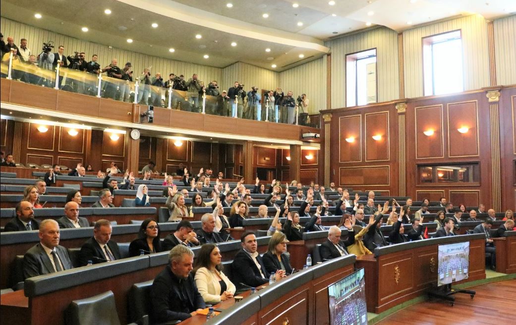 Lushaku: “Pamje e keqe” në Kuvend, përgjegjësia mbi partinë më të madhe