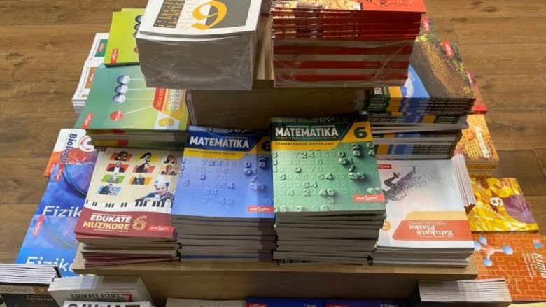 MASHT thotë “mos i blini”, por tekstet shkollore dalin në shitje